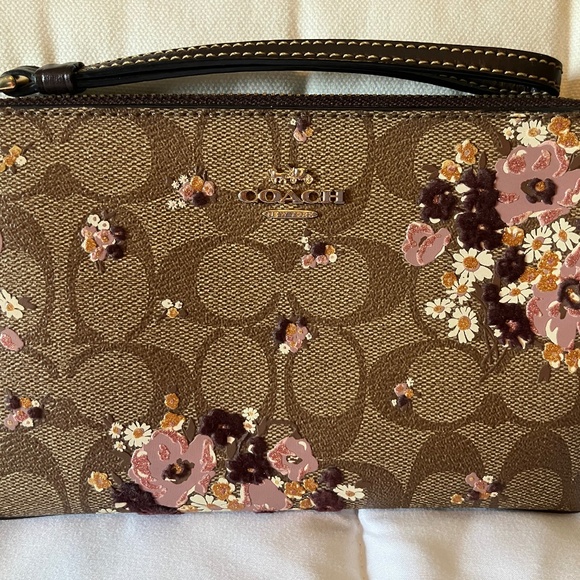 COACH zipper wristlet. - Picture 1 of 4